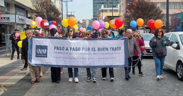 Personas mayores marcharon por el buen trato en actividad impulsada por la Universidad Viña del Mar