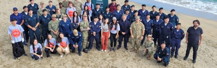 UVM lidera intervención educativa y limpieza de playa con marinos estadounidenses en Viña del Mar