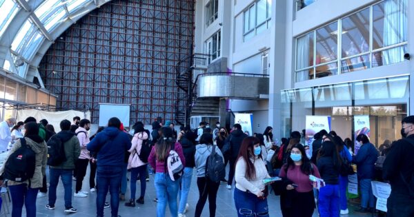 Federación de Estudiantes realizó Feria de Servicios “UVM Te Apaña”