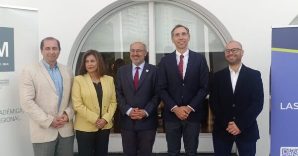 UVM y Las Salinas firman convenio para impulsar iniciativas sustentables en el territorio
