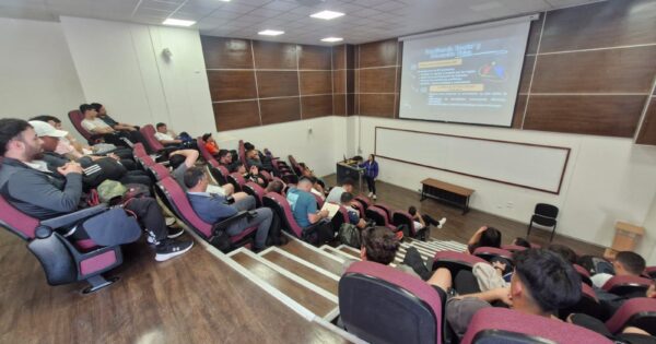 Charla sobre convivencia escolar reforzó la formación ética y socioemocional en estudiantes de Pedagogía en Educación Física UVM
