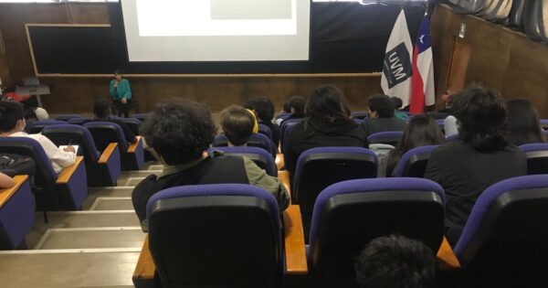 Destacada productora de cine conversa con estudiantes de la carrera