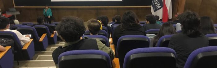 Destacada productora de cine conversa con estudiantes de la carrera