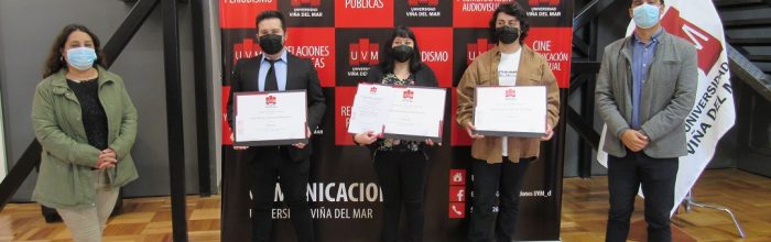 Estudiantes de Escuela de Comunicaciones UVM celebran sus titulaciones en formato híbrido