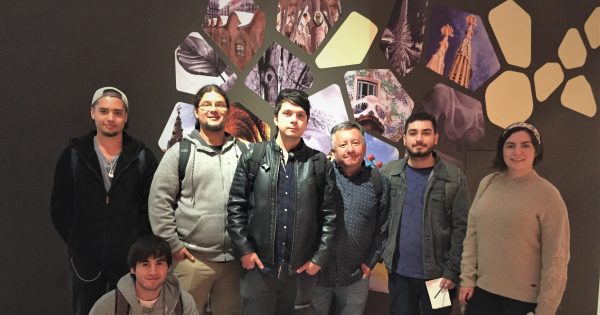 Estudiantes de Periodismo visitan exposición “Gaudí en Valparaíso”