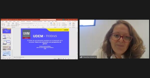 Jefa de carrera de Relaciones Públicas presente en UDEMXTODAS 2022