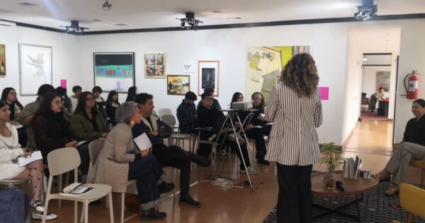 Diseño UVM lanza proyecto que busca utilizar paraderos de Viña del Mar para difusión cultural