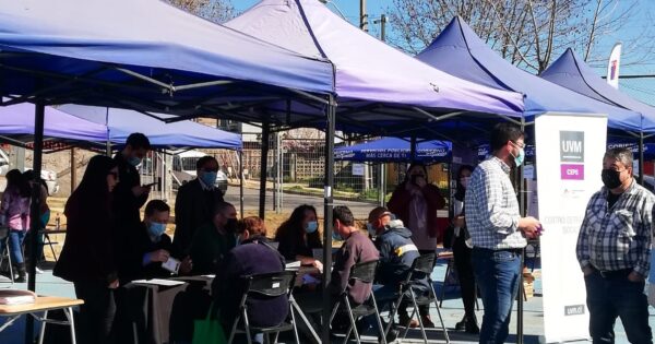Clínica Móvil UVM brinda asesoría a comunidad de Villa Alemana en programa municipal «Patitas en el Barrio»