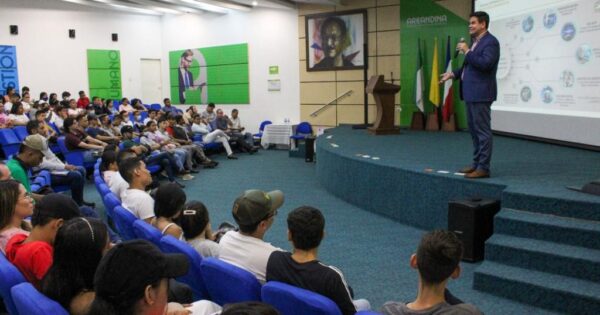 Jefe de carrera de Ingeniería Civil Industrial UVM participa como ponente en Universidad de Colombia