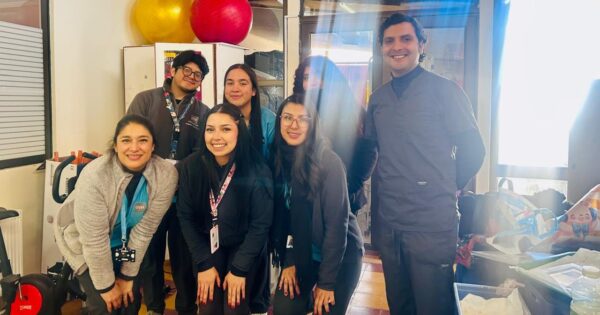 Estudiantes de Fonoaudiología UVM realizaron taller de estimulación cognitiva para Fundación Las Rosas