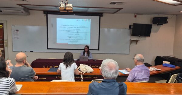 Académica participó en simposio internacional liderando panel sobre IA y didáctica de la matemática