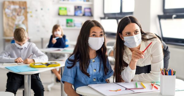 Expertos reflexionan sobre cómo abordar una eventual vuelta a clases presenciales