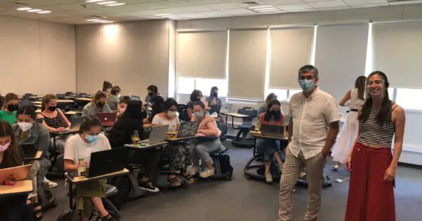 Académica y coordinador de Escuela de Ciencias participan en taller de la Universidad del Desarrollo