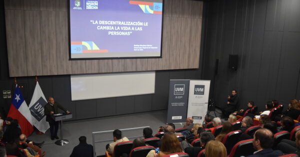 UVM inauguró año académico con exposición a cargo del gobernador regional de Valparaíso