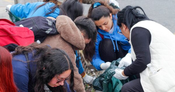 Estudiantes UVM participaron en operativo «Valparaíso sin basura»