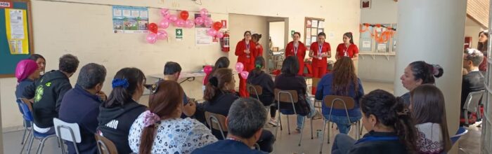 Estudiantes de Obstetricia UVM llaman a prevenir cáncer de mama en Cesfam Lusitania