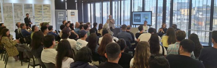 Encuentro de titulados de Arquitectura reunió a distintas generaciones en torno al croquis y la celebración del aniversario UVM