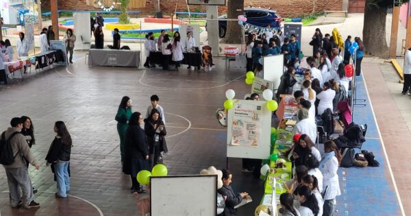 UVM realizó feria de salud y educación con estudiantes de primer año en liceo de Valparaíso