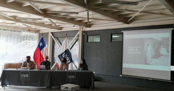 Escuela de Arquitectura y Diseño inauguró año académico con charla “Alberto Cruz, obra y archivo”