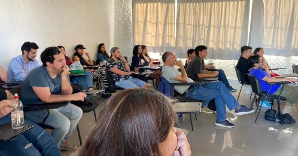 Titulada de Ingeniería Comercial conversó con estudiantes de pregrado