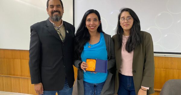 Titulada de Medio Ambiente y Recursos Naturales conversa con estudiantes de la carrera