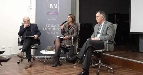 Agustín Squella y Raúl Celis participaron en conversatorio “Estructura de la Administración del Estado en la nueva Constitución”