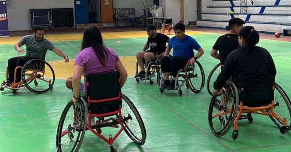 Docente de Kinesiología realiza capacitación de actividad física adaptada en Casablanca