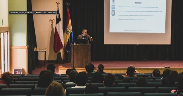 Académico de la Escuela de Ciencias expone en el XXIII Simposio Chileno de Física