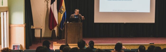 Académico de la Escuela de Ciencias expone en el XXIII Simposio Chileno de Física