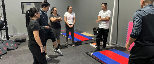 Carrera de Entrenador Deportivo marca un hito al vincular academia y comunidad