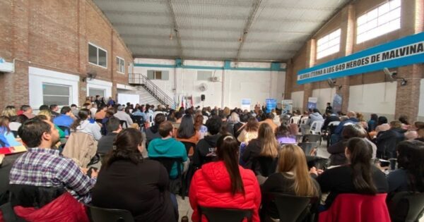 Jefa de carrera de Educación Básica expone en Simposio para Docentes de Educación Primaria en Argentina