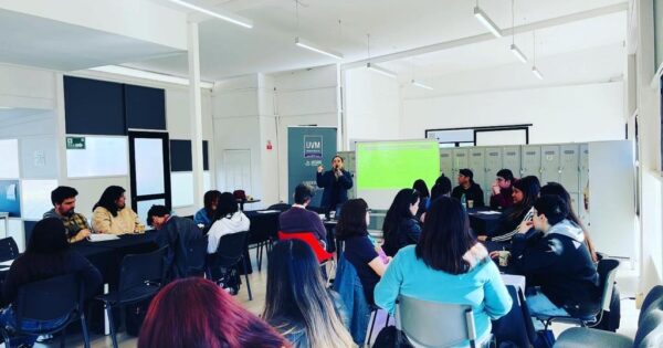 Estudiantes de Trabajo Social se capacitan en Encuestaje cesfam Lusitania orientado a «Acreditación en Calidad»
