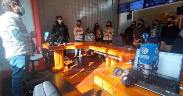 Estudiantes de Periodismo UVM visitan radios Bío Bío y Punto 7 de Valparaíso