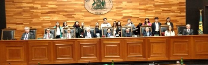 Alumnos de Derecho visitan Tribunal Constitucional y Corte Suprema en Santiago