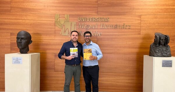 Docente de Kinesiología entrega copia de libro sobre inclusión y discapacidad a coautor en España