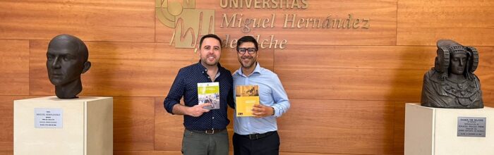 Docente de Kinesiología entrega copia de libro sobre inclusión y discapacidad a coautor en España