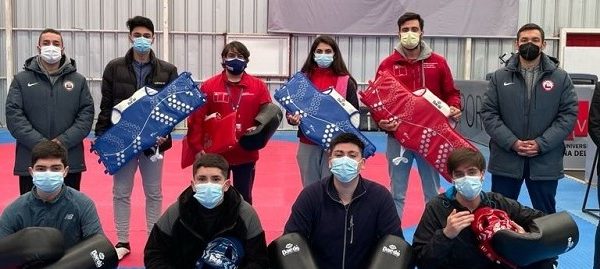 En complejo deportivo de la UVM hacen entrega de implementación a taekwondistas