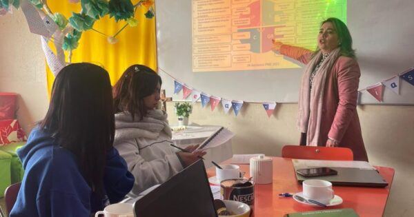 Estudiantes de Pedagogía en Inglés se reúnen con equipo directivo de Colegio Sagrado Corazón de Jesús