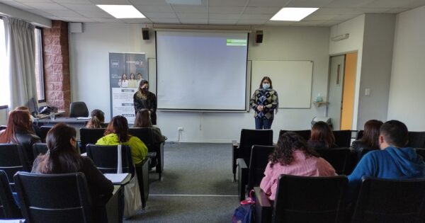 Trabajo social inicia exitoso Curso de Actualización Profesional