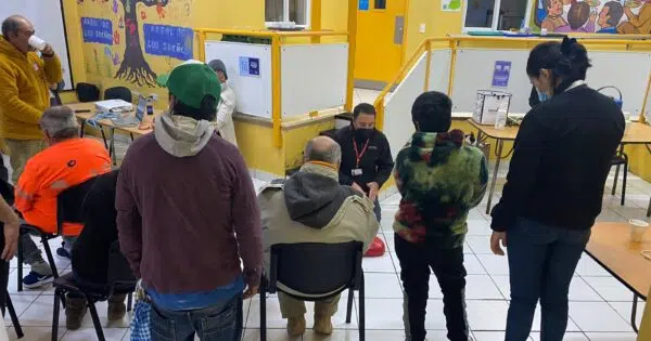 Docente de Kinesiología realiza capacitación de RCP dirigida a personas con discapacidad y en situación de calle
