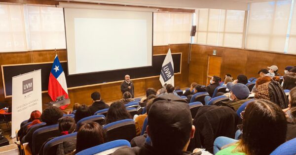 Rector UVM realiza charla a estudiantes de Diplomado en Liderazgo y Desarrollo Estudiantil