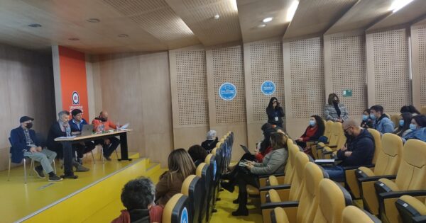 Estudiantes y docentes de Trabajo Social participan en lanzamiento de libro de ideas innovadoras en el área