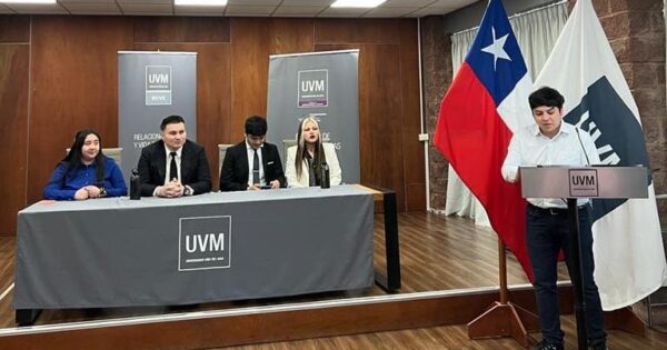TRICEL y Relacionamiento Estudiantil UVM organizaron debate