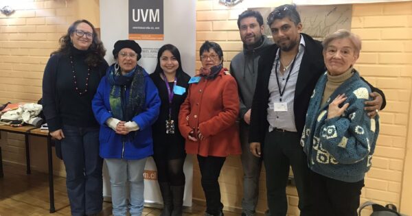 Magíster UVM realiza experiencia de lectura transmedia con vecinas de cerros de Valparaíso