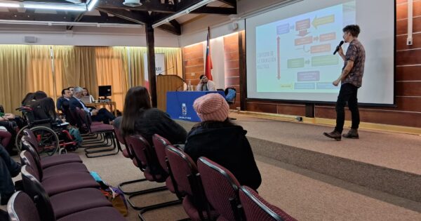 Académico de Trabajo Social participó en seminario en Chillán