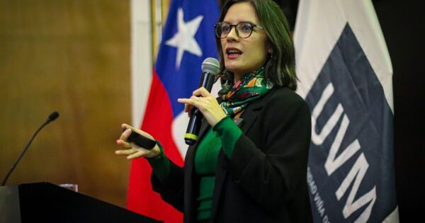Ministra Camila Vallejo dictó charla contra la desinformación en UVM