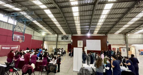 Escuela de Ciencias de la Salud y CEPS UVM desarrollaron feria en colegio de Playa Ancha