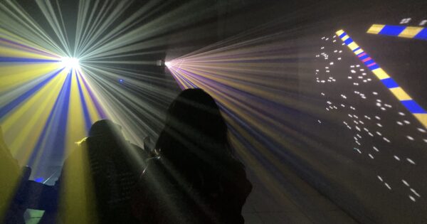 Estudiantes de Diseño viven la experiencia «Luz Espacio y Percepción» de Optiko
