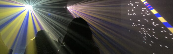 Estudiantes de Diseño viven la experiencia «Luz Espacio y Percepción» de Optiko