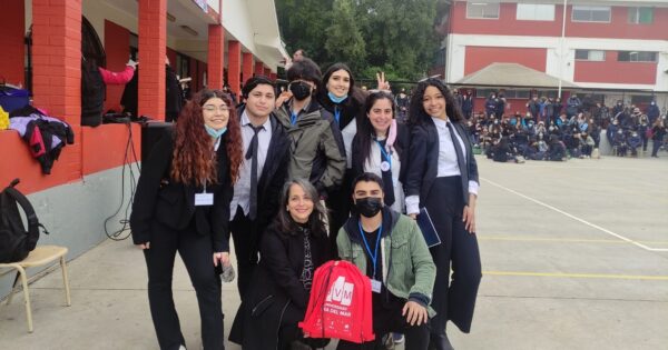 Pedagogía en Inglés participa en actividad “English Day” de Colegio Casteliano